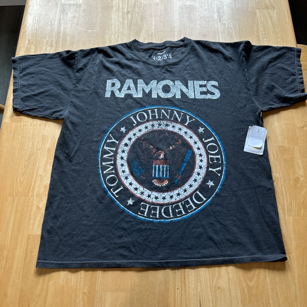 Ramones Graphic T-Shirt in Black XL